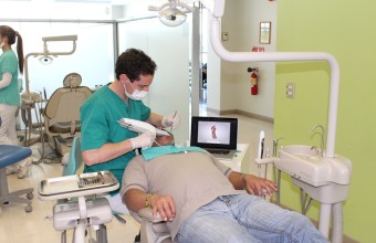 Alumnos de postgrado de Odontología UDD cuentan con moderno scanner intraoral