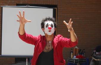 Dosis de “risoterapia” en la Facultad de Medicina