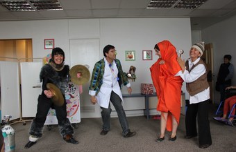 Centro de Humanidades regala cuenta-cuentos a niños del Padre Hurtado