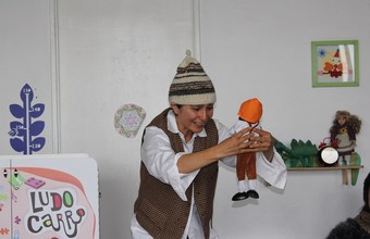 Centro de Humanidades regala cuenta-cuentos a niños del Padre Hurtado