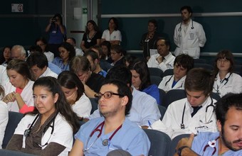 Pianista Felipe Browne deleitó a funcionarios del Hospital Padre Hurtado