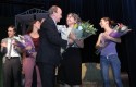 Dr. Vial entrega flores a Alejandra Rubio - Pieles 2014