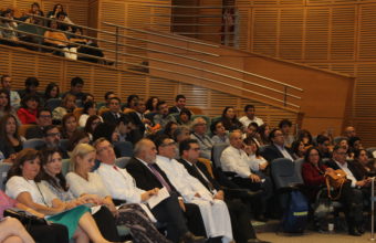 Alumnos de Tecnología Médica celebran investidura en Clínica Alemana