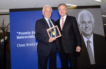 Claus Krebs es distinguido con Medalla Espíritu Universidad del Desarrollo