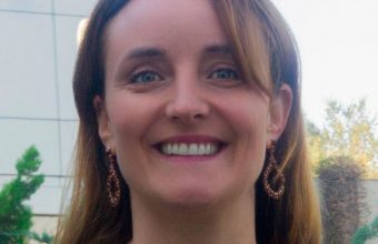 Directora de Medicina participa en ciclo de conferencias de América Economía