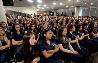 Enfermería UDD inviste a nueva generación de alumnos