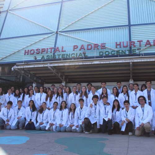 Estudiantes de Ingeniería Civil en BioMedicina UDD realizan su primera inmersión clínica en el Hospital Padre Hurtado