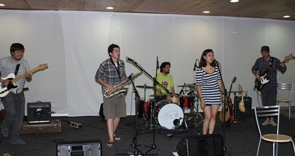 Los titulados disfrutaron de un cóctel y de la presentación de dos grupos de música en vivo